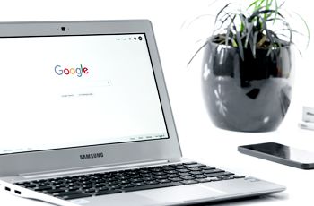 ノートパソコンに表示されたGoogleのホーム画面